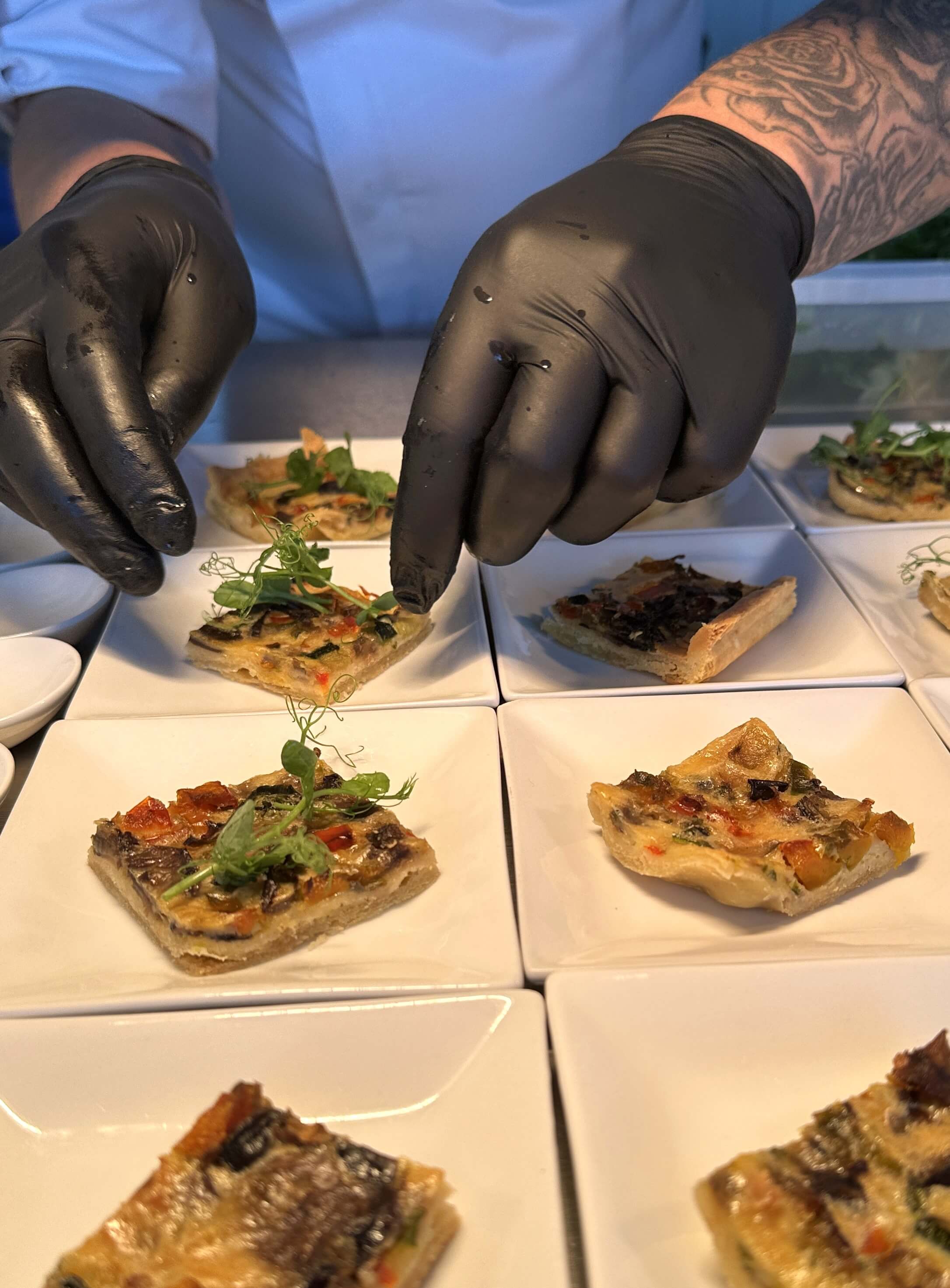 Albertz Catering Hannover - Vor Ort sorgt der Koch mit präziser Technik dafür, dass der Hauptgang perfekt präsentiert wird